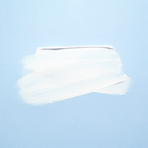 Peinture blanche enduite sur bleu