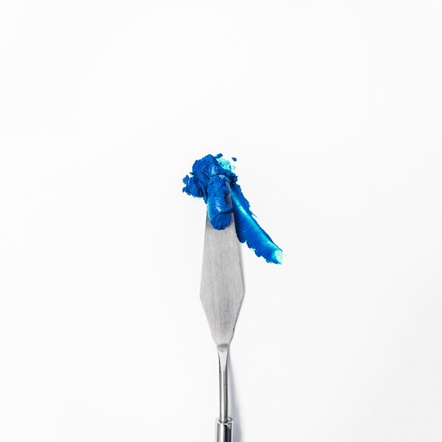 Peinture bleue à la spatule