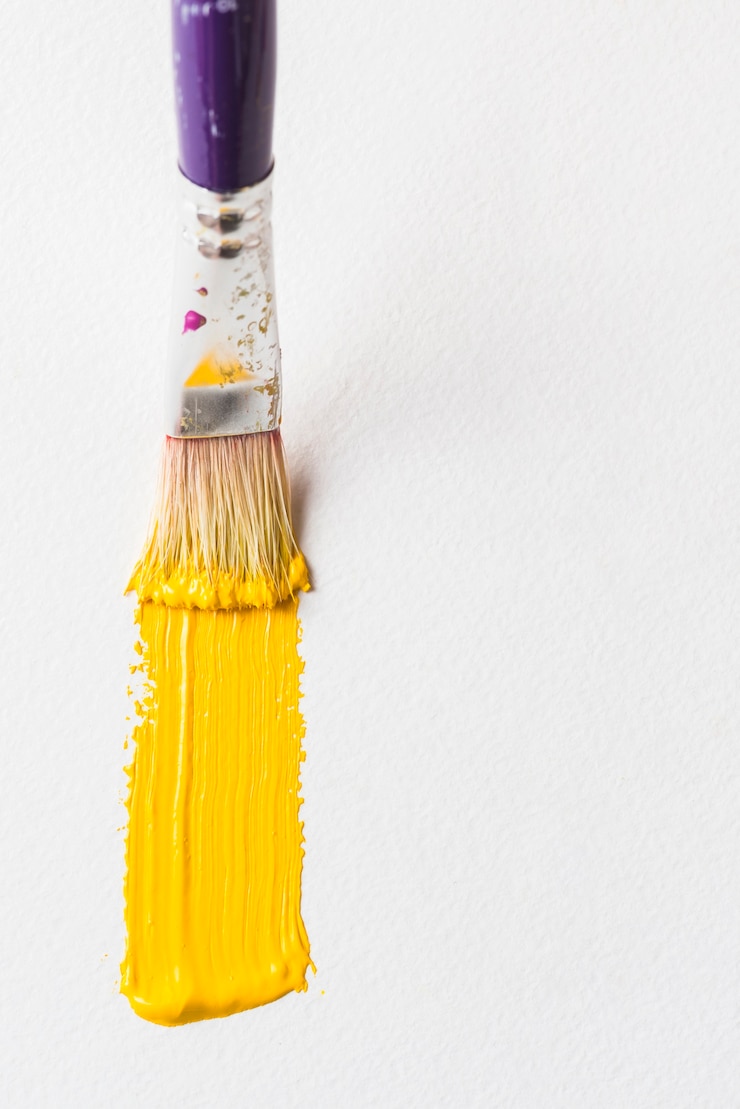 Photo gratuit peinture à la brosse à poils sur la surface blanche