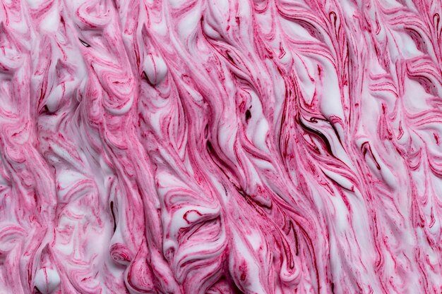 Peinture de couleur rose mélangée dans un fond de mousse blanche