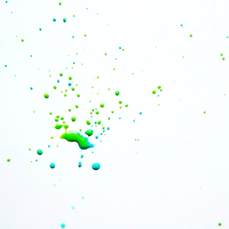 Photo gratuit peinture éclaboussée gouttes sur blanc