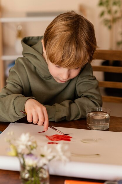 Peinture d'enfant à coup moyen avec du rouge