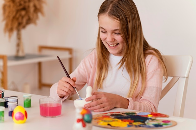 Peinture fille heureuse de tir moyen