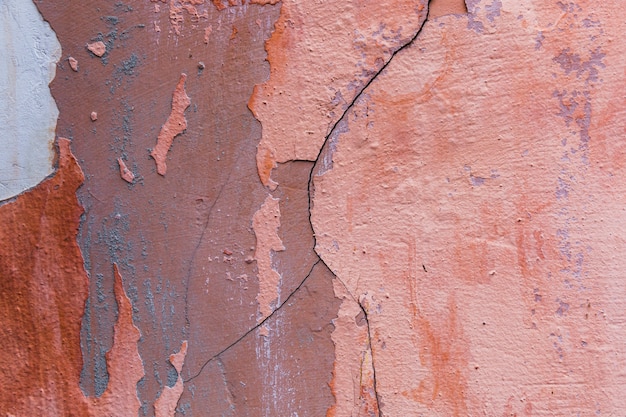 Peinture et fissures sur le mur de béton