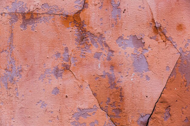 Peinture et fissures sur la surface du mur de ciment