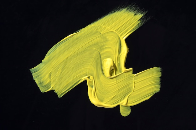 Peinture jaune sur fond noir