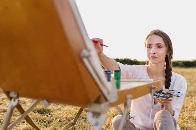 Peinture de la main jeune femme vue de face