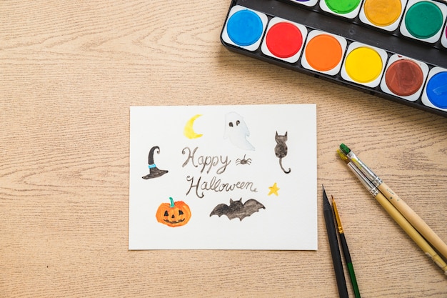 Peinture et pinceaux près du dessin d&#39;Halloween