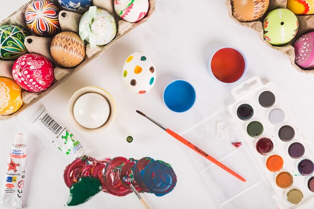 Peinture rouge et bleue près des oeufs