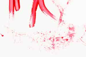 Photo gratuite peinture rouge éclabousse sur fond blanc