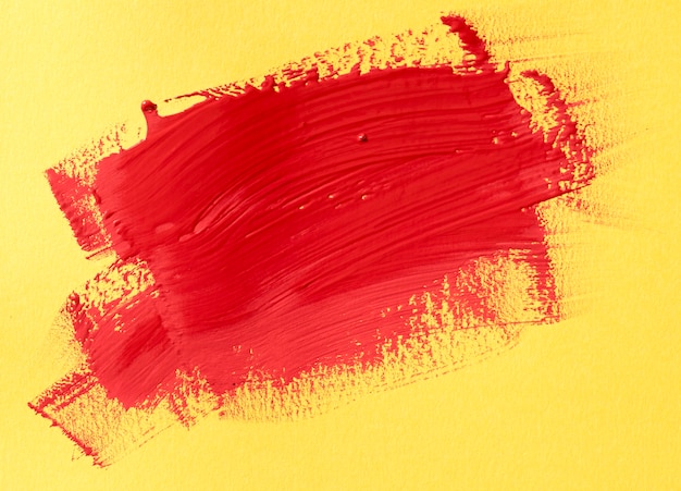 Peinture rouge sur fond jaune