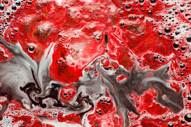 Peinture rouge mélangée avec de l&#39;eau sale