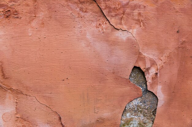 La peinture s'écaille sur la surface du mur en béton