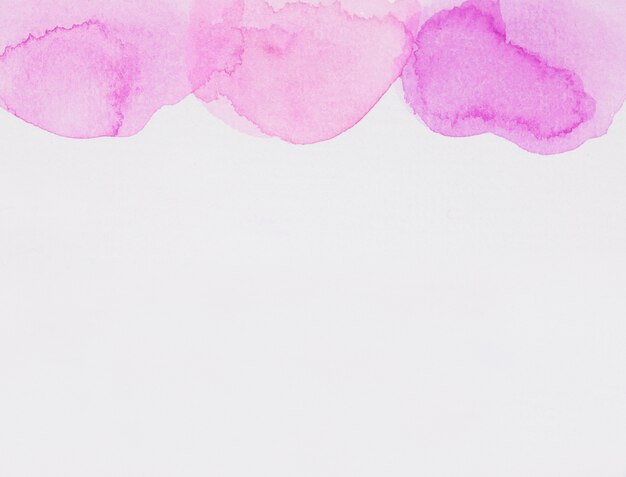 Peinture violette sur papier blanc