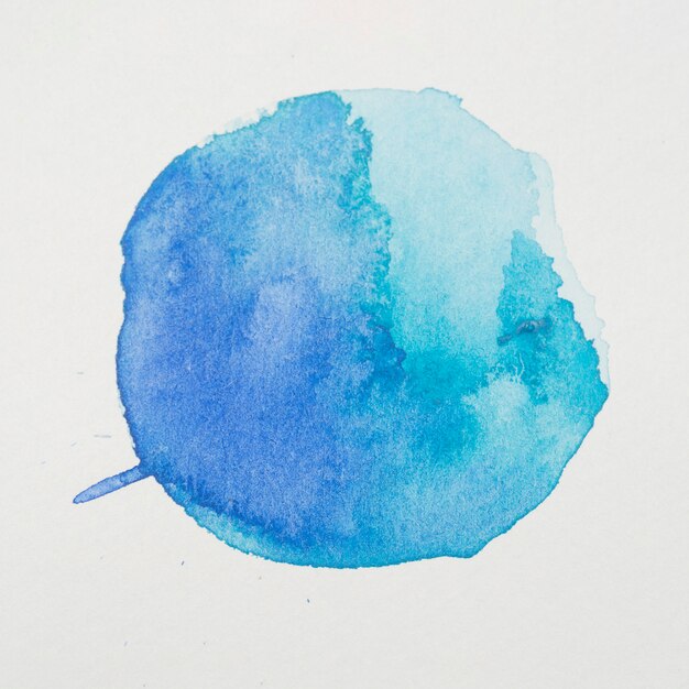 Peintures bleues en forme de cercle sur papier blanc