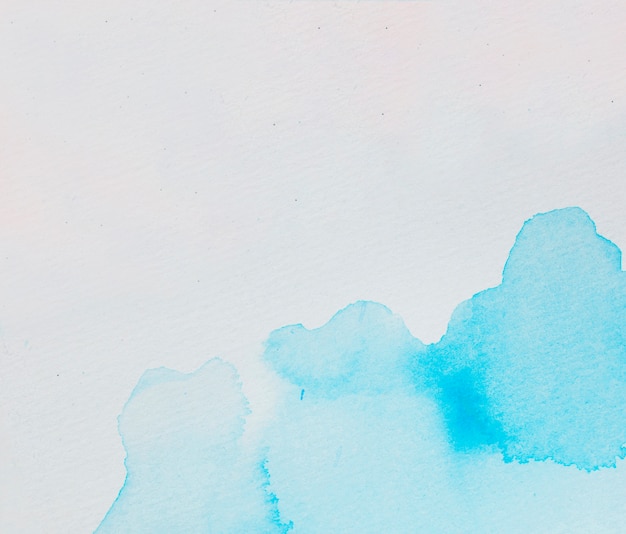 Peintures bleues sur papier blanc