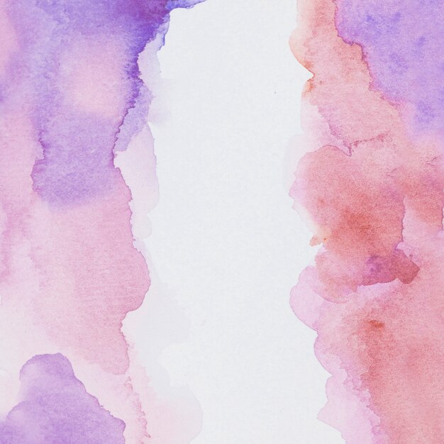 Peintures violettes et vineuses sur papier blanc