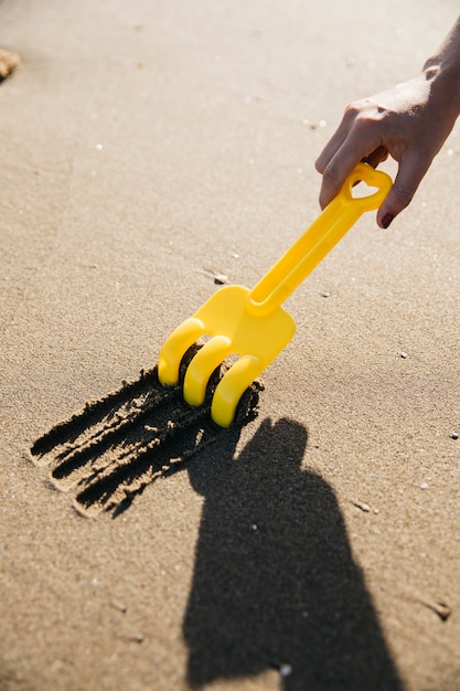 Pelle tracer des lignes dans le sable