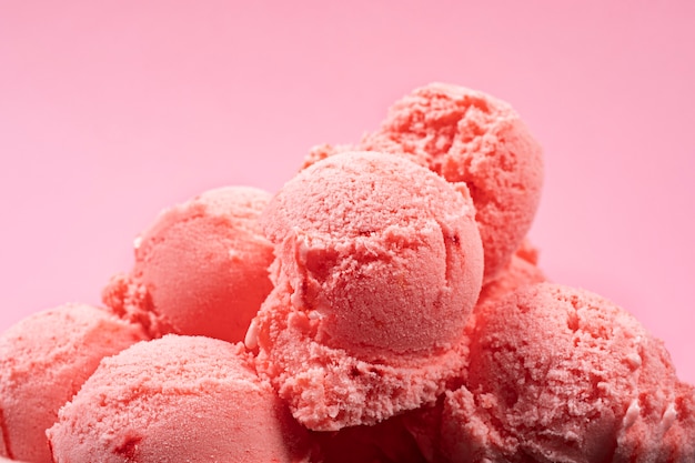 Photo gratuite pelles à glace à la fraise