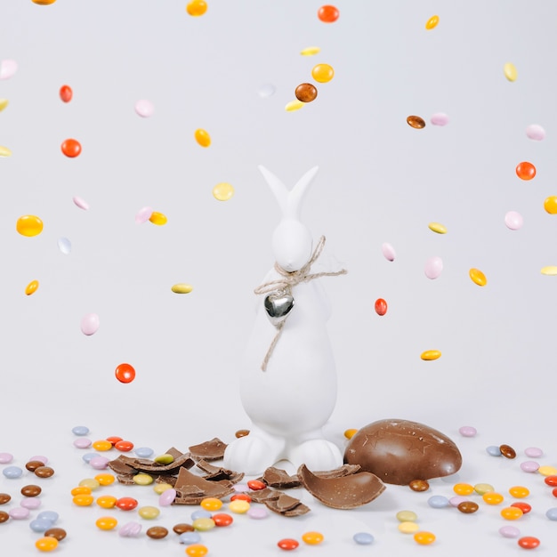 Photo gratuite pellets épluchant sur une statuette de lapin