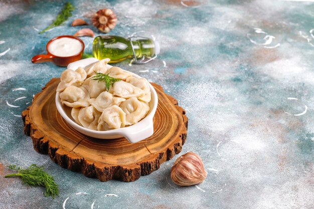 Pelmeni ou boulettes russes traditionnelles avec de la viande.