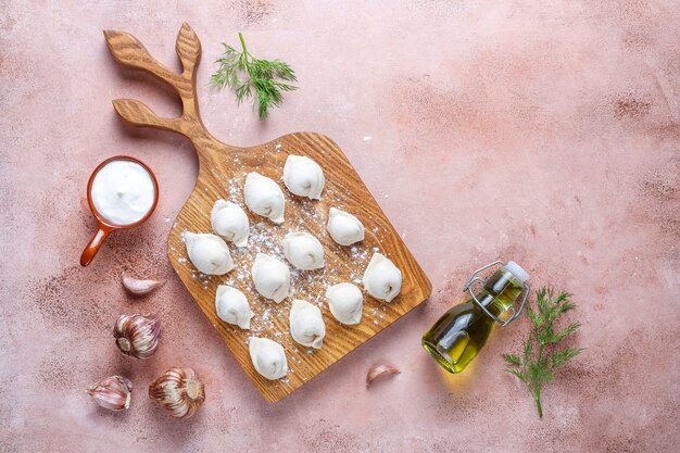 Pelmeni ou boulettes russes traditionnelles avec de la viande.