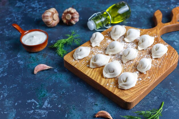 Pelmeni ou boulettes russes traditionnelles avec de la viande.