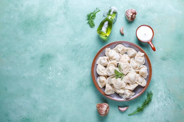 Pelmeni ou boulettes russes traditionnelles avec de la viande.