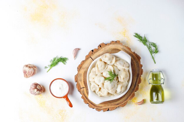 Pelmeni ou boulettes russes traditionnelles avec de la viande.