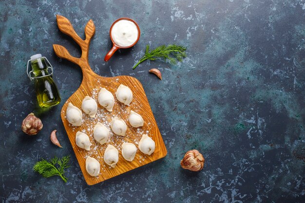 Pelmeni ou boulettes russes traditionnelles avec de la viande.