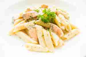 Photo gratuite penne carbonara au saumon