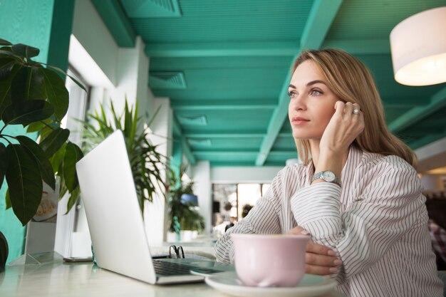 pensé petit déjeuner d&#39;affaires ordinateur portable adulte