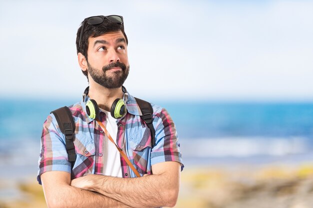 Pensée touristique sur fond blanc