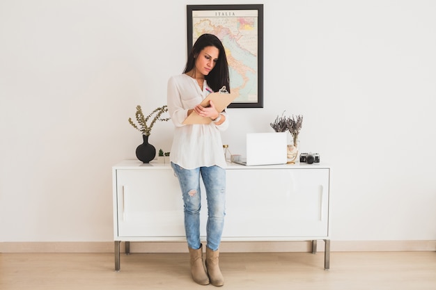 Pensive jeune femme d&#39;affaires écrit