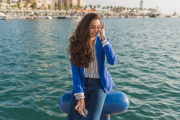 Pensive jeune femme avec fond le port