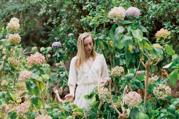 Pensive jeune femme posant dans le parc