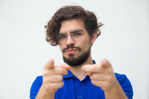 Pensive sympathique gars attrayant portant des lunettes