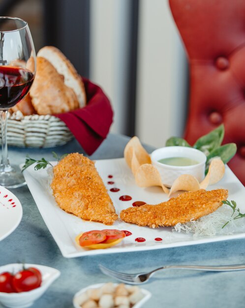 pépites pépites de poisson servies avec une sauce spéciale et des frites