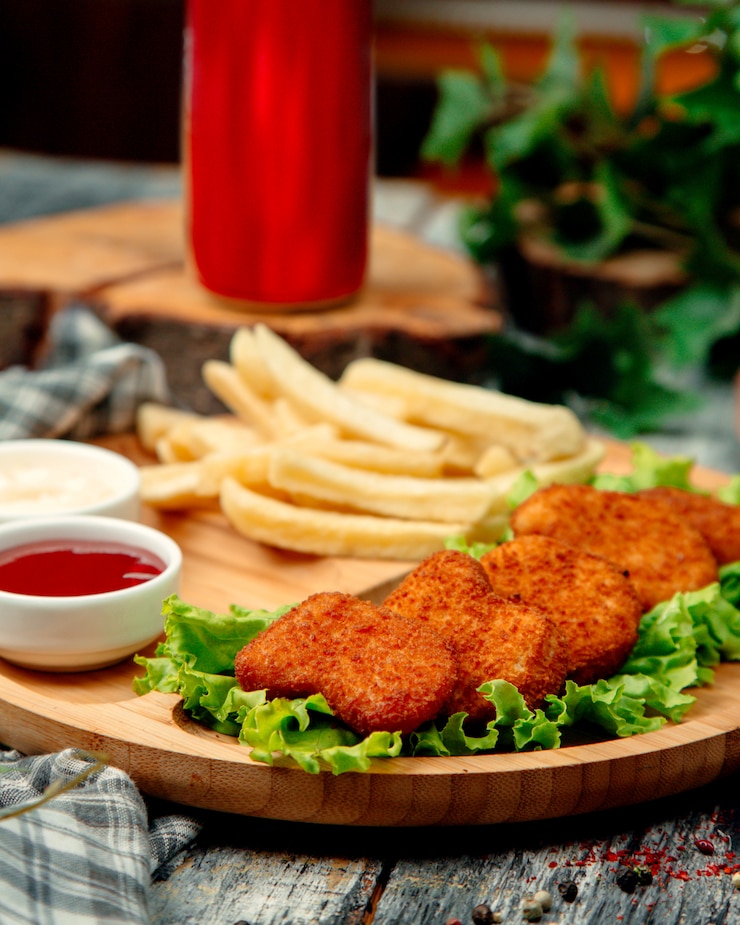 Photo gratuit pépites de poulet au ketchup et frites