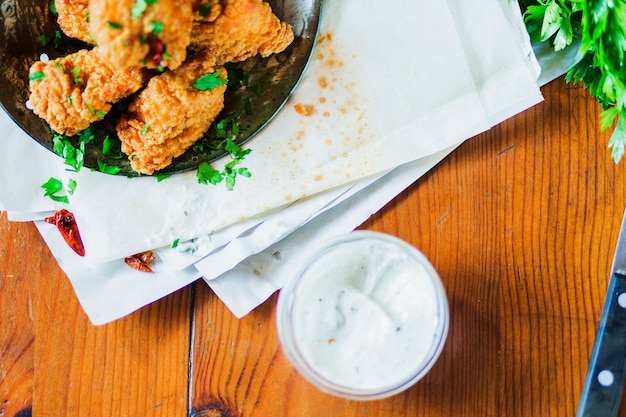 Pépites de poulet avec délice ail dip sur table en bois