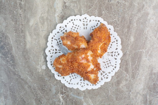 Pépites de poulet frit sur fond de marbre