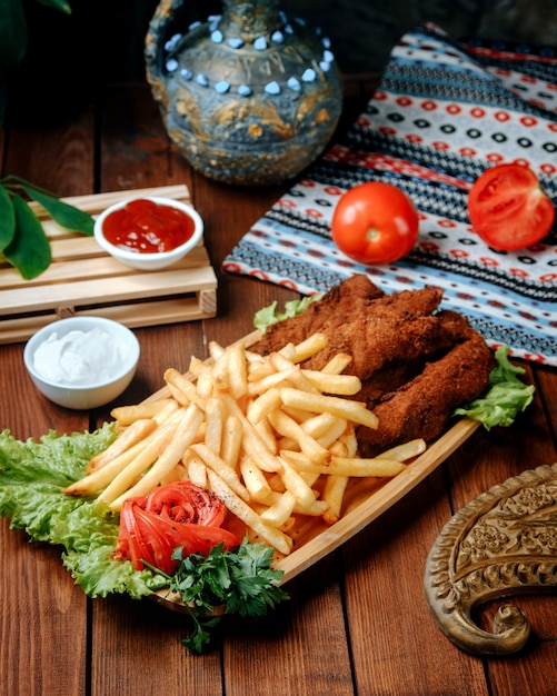 Pépites de poulet frit avec des frites sur la table