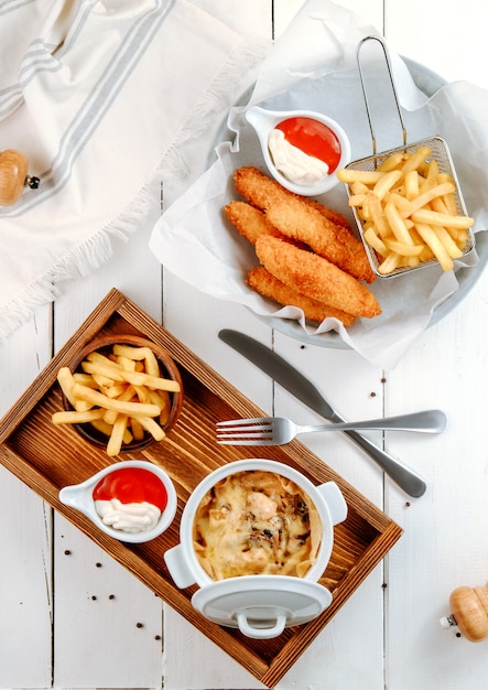 Pépites de poulet et julien aux champignons avec frites