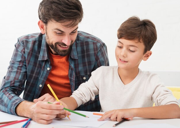 Père aidant son fils à faire ses devoirs