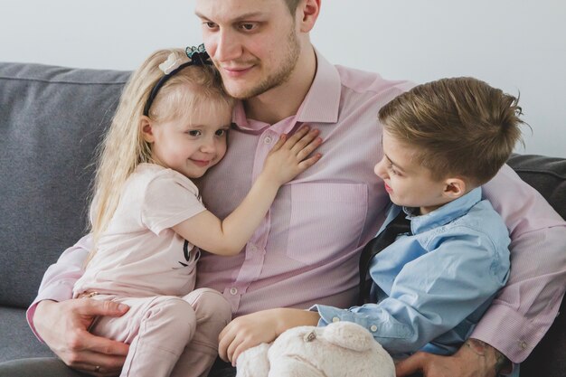 Le père aimant embrasse ses enfants