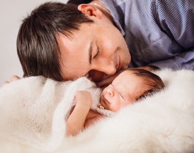 Le père assis près de son fils