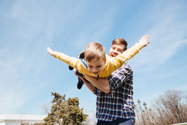 Père barbu souriant s'amuser avec son petit fils