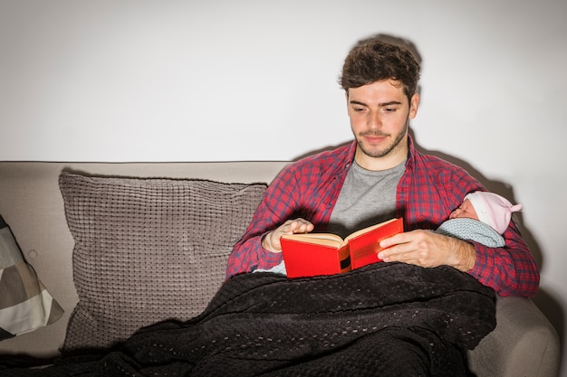 Photo gratuite père, bébé, livre lecture, soir