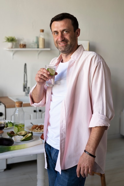 Père buvant du vin dans la cuisine