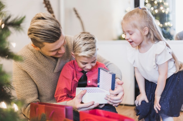 Père a des cadeaux pour les enfants